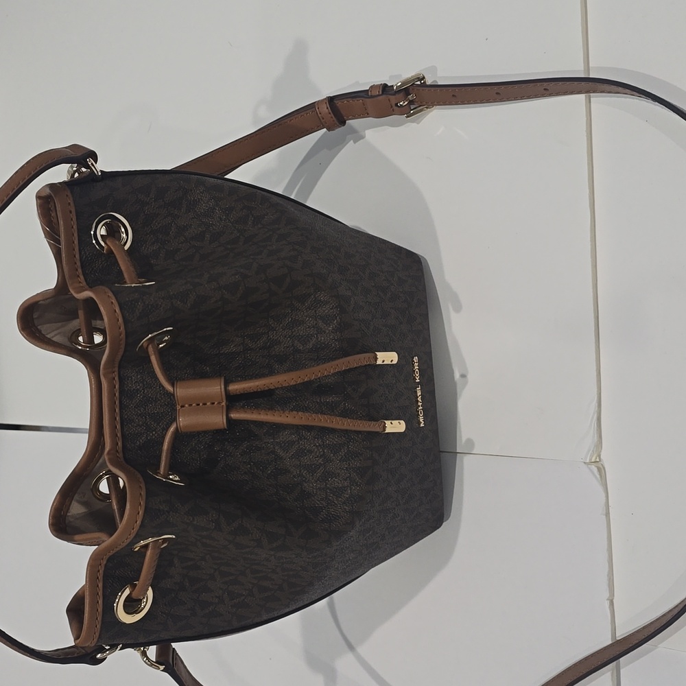 NWT ✅ Michael Kors AVERY Medium Signature Logo Bucket Messenger Bag ✨NWT - Picture 14 of 14